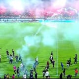 Suporter PSM Makassar Invasi Lapangan Stadion Gelora BJ Habibie, Pemain Persib Bandung Kena Tendang