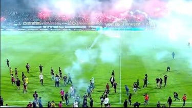Suporter PSM Makassar Invasi Lapangan Stadion Gelora BJ Habibie, Pemain Persib Bandung Kena Tendang