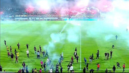 Suporter PSM Makassar Invasi Lapangan Stadion Gelora BJ Habibie, Pemain Persib Bandung Kena Tendang