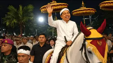 Terenyuh Lihat Warga yang Datang ke Kirab Mahkota Binokasih Meski Sedang Sakit, Dedi Mulyadi Kasih Rp20 Juta: Buat Berobat