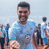 Setelah Adam Alis, Marc Klok Kini Kasih Bonus untuk Julio Cesar Usai Cetak Gol Kemenangan bagi Persib Bandung