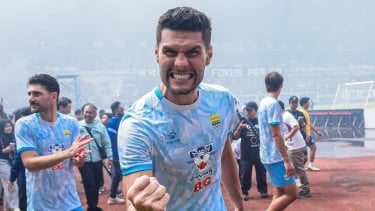 Setelah Adam Alis, Marc Klok Kini Kasih Bonus untuk Julio Cesar Usai Cetak Gol Kemenangan bagi Persib Bandung