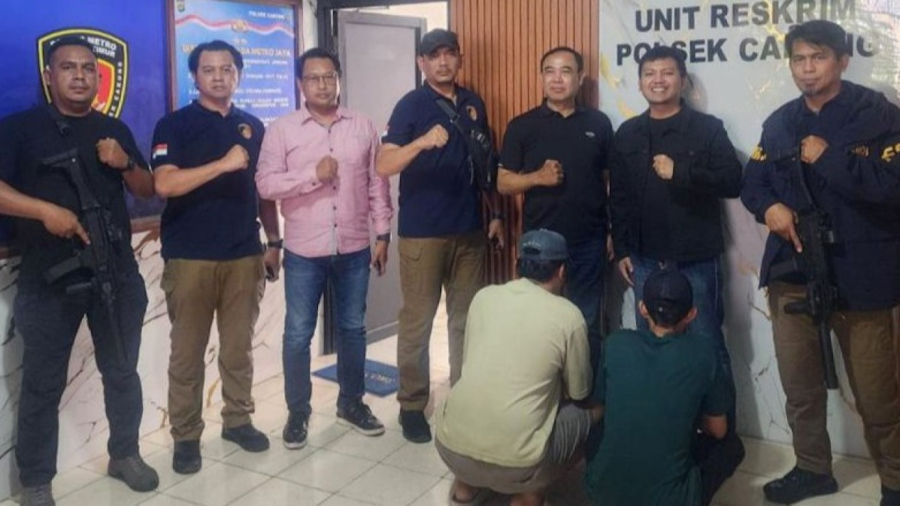 Detik detik Penangkapan Dua Pelaku Dugaan Penyekapan Pria di Jakarta
            - galeri foto