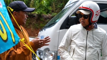 Demi Bertemu Dedi Mulyadi dan Curhat soal Utang Rp100 Juta, Pedagang Ini Sengaja Mangkal di Jalur Clear Area