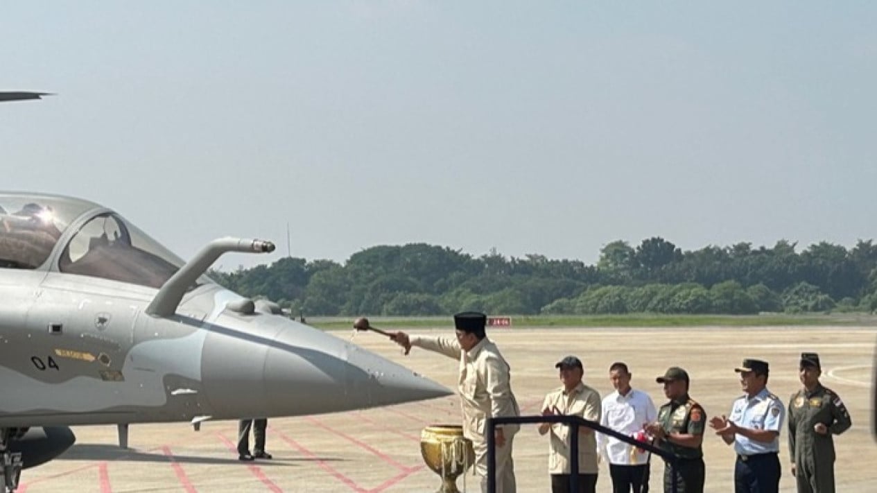 Momen Prabowo Mandikan Air Kembang Pesawat Tempur saat Peresmian Alutsista 6 Rafale hingga Airbus A400M
            - galeri foto