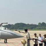 Momen Prabowo Mandikan Air Kembang Pesawat Tempur saat Peresmian Alutsista 6 Rafale hingga Airbus A400M
