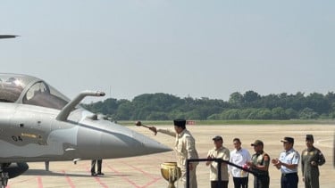 Momen Prabowo Mandikan Air Kembang Pesawat Tempur saat Peresmian Alutsista 6 Rafale hingga Airbus A400M