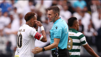 Momen Neymar Murka Setelah Wasit Keempat Salah Lakukan Pergantian Pemain, Pamerkan Kertas ke Kamera
