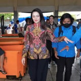 Aksi Sigap Ajudan Sherly Tjoanda Mendadak Viral, Gubernur Malut Cukup Ayunkan Tangan Langsung Paham Maksudnya