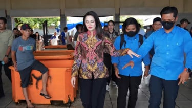 Aksi Sigap Ajudan Sherly Tjoanda Mendadak Viral, Gubernur Malut Cukup Ayunkan Tangan Langsung Paham Maksudnya