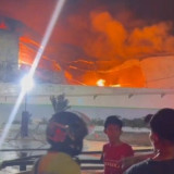 Kebakaran Gudang Plastik di Kapuk Jakbar: Api Belum Padam Hingga Senin Malam