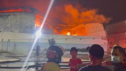 Kebakaran Gudang Plastik di Kapuk Jakbar: Api Belum Padam Hingga Senin Malam