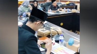 Viral Main Gim Saat Rapat, Alasan Anggota DPRD Jember Bikin Geleng Kepala: Lupa Kasih Makan Sapi