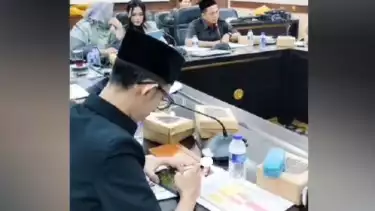 Viral Main Gim Saat Rapat, Alasan Anggota DPRD Jember Bikin Geleng Kepala: Lupa Kasih Makan Sapi