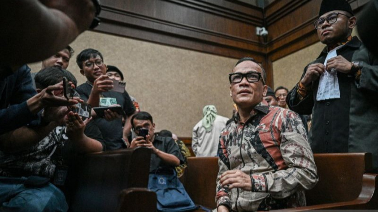 Dituntut 5 tahun Bui, Eks Wamenaker Noel: Mending Saya Korupsi Banyak
            - galeri foto