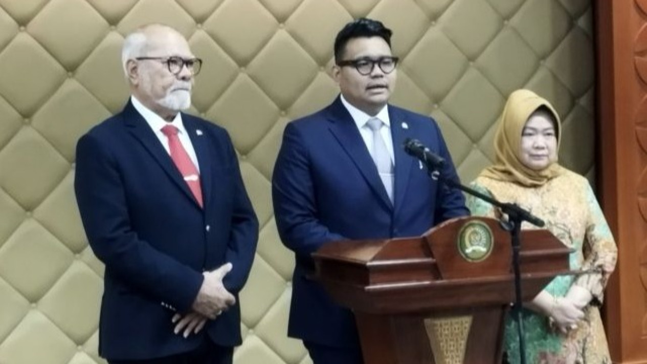 Jangan Sampai Kena Mental, MPR RI Pasang Badan Lindungi Psikologis Siswa SMAN 1 Sambas Peserta LCC Empat Pilar
            - galeri foto