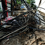 Lensa Berbicara: Kabel Semrawut di Jalan Mandor Iren Sunter Jaya Jakut Ancam Keselamatan