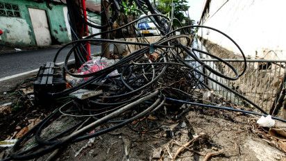 Lensa Berbicara: Kabel Semrawut di Jalan Mandor Iren Sunter Jaya Jakut Ancam Keselamatan