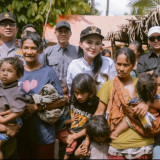 Minta Maaf ke Anak-anak Halmahera Selatan karena Telat Hadir di Desa Panamboang, Sikap Sherly Tjoanda Tuai Pujian