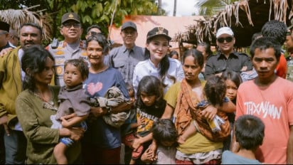 Minta Maaf ke Anak-anak Halmahera Selatan karena Telat Hadir di Desa Panamboang, Sikap Sherly Tjoanda Tuai Pujian