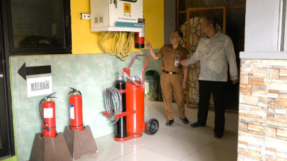 Usai Kebakaran Dekat Sekolah, Alumni SMAN 112 Pasang 30 APAR Grande