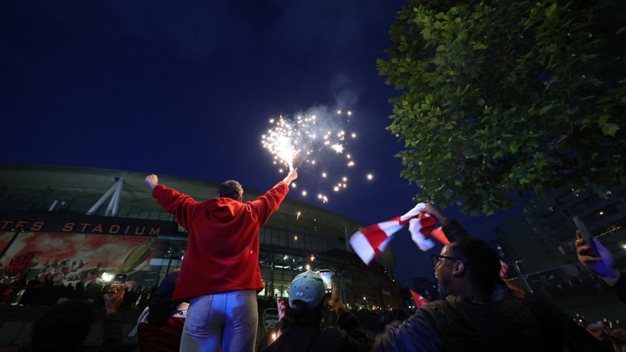 Momen Para Pemain Arsenal Rayakan Gelar Juara Liga Inggris, Piero Hincapie Sindir Fans Manchester City
            - galeri foto