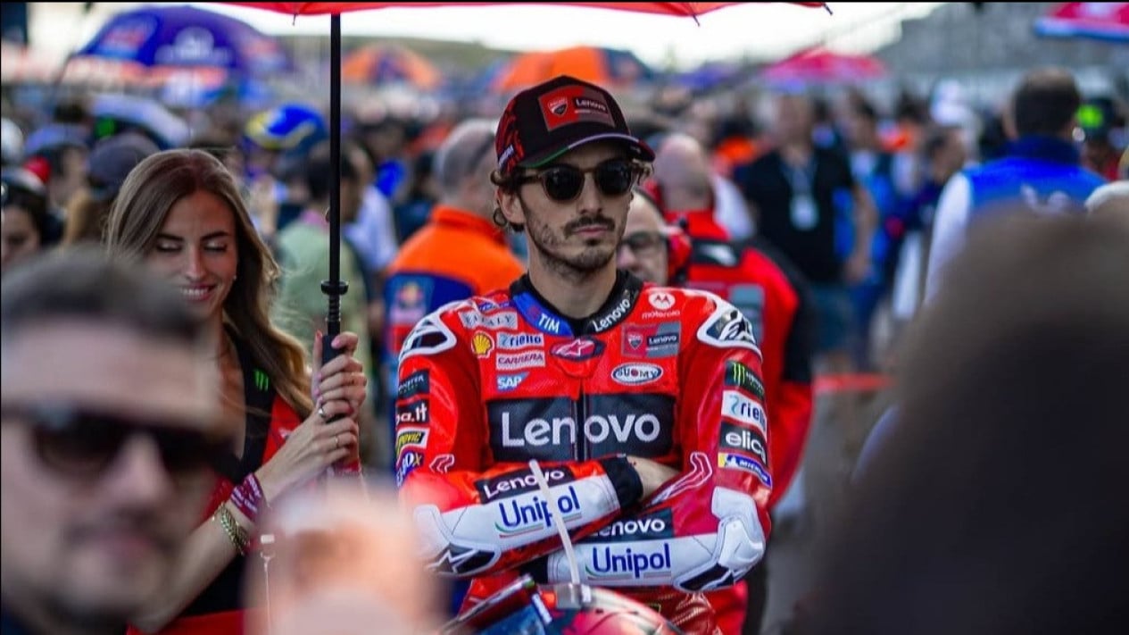 Francesco Bagnaia Sampaikan Pesan Menyentuh untuk Johann Zarco Pasca Crash Horor di MotoGP Catalunya 2026
            - galeri foto