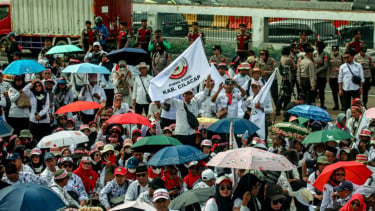 Demo di Depan DPR, Ribuan Guru Madrasah Ibtidaiyah Tuntut Pemerintah Permudah Jadi PPPK