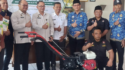 Imigrasi Semarang Salurkan Bantuan Peralatan Pertanian dan Bibit Jagung ke Desa Binaan di Demak
