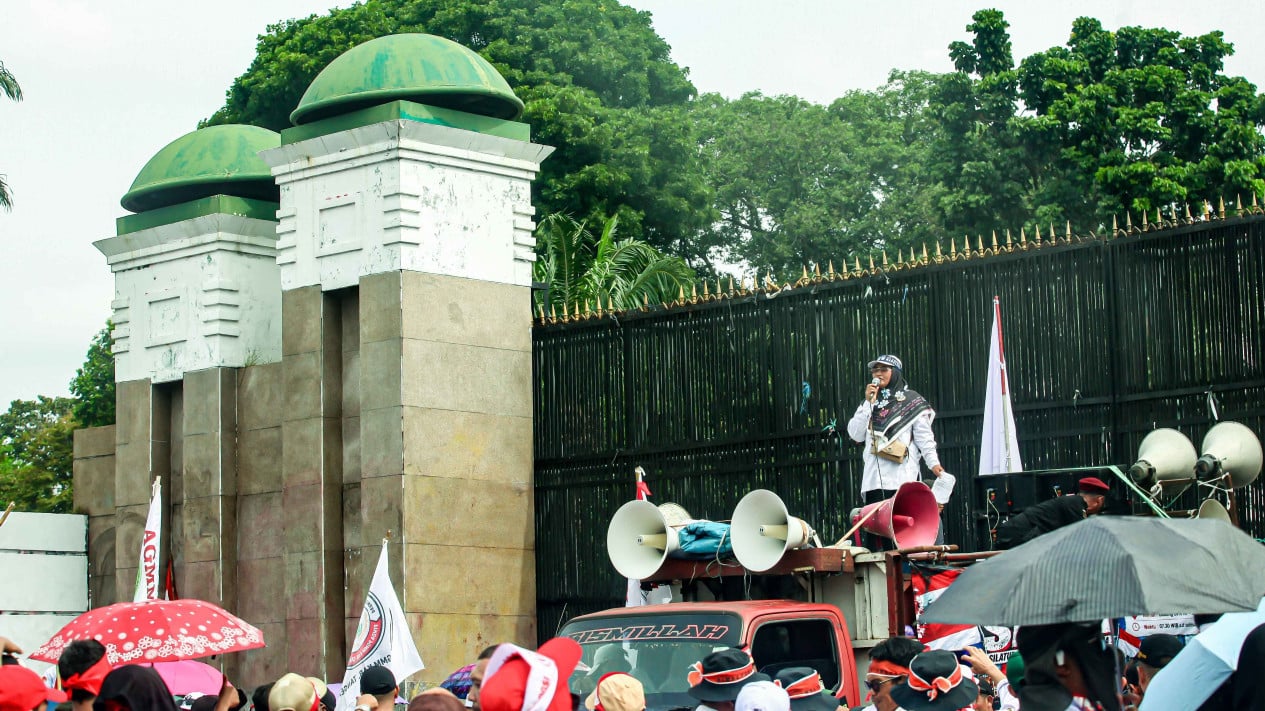 Lensa Berbicara: Ribuan Guru Madrasah Geruduk DPR, Tuntut Kesejahteraan
            - galeri foto