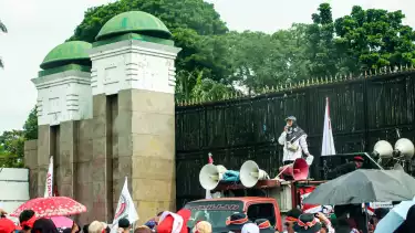 Lensa Berbicara: Ribuan Guru Madrasah Geruduk DPR, Tuntut Kesejahteraan