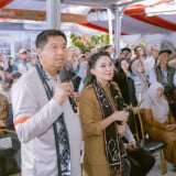 Tak hanya Kagum dengan Keramahan Warga Lombok, Gubernur Malut Sherly Tjoanda Beli Kain Batik Khas Pulau Seribu Masjid