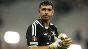 Emiliano Martinez Jadi Jimat Aston Villa Menangkan Trofi Liga Europa, 7 Final Tanpa Kekalahan Termasuk Piala Dunia!