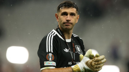 Emiliano Martinez Jadi Jimat Aston Villa Menangkan Trofi Liga Europa, 7 Final Tanpa Kekalahan Termasuk Piala Dunia!