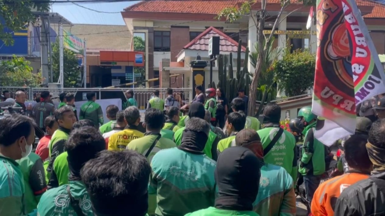 Ratusan Driver Ojol di Jombang Gelar Aksi Damai Dukung Nadiem Makarim
            - galeri foto