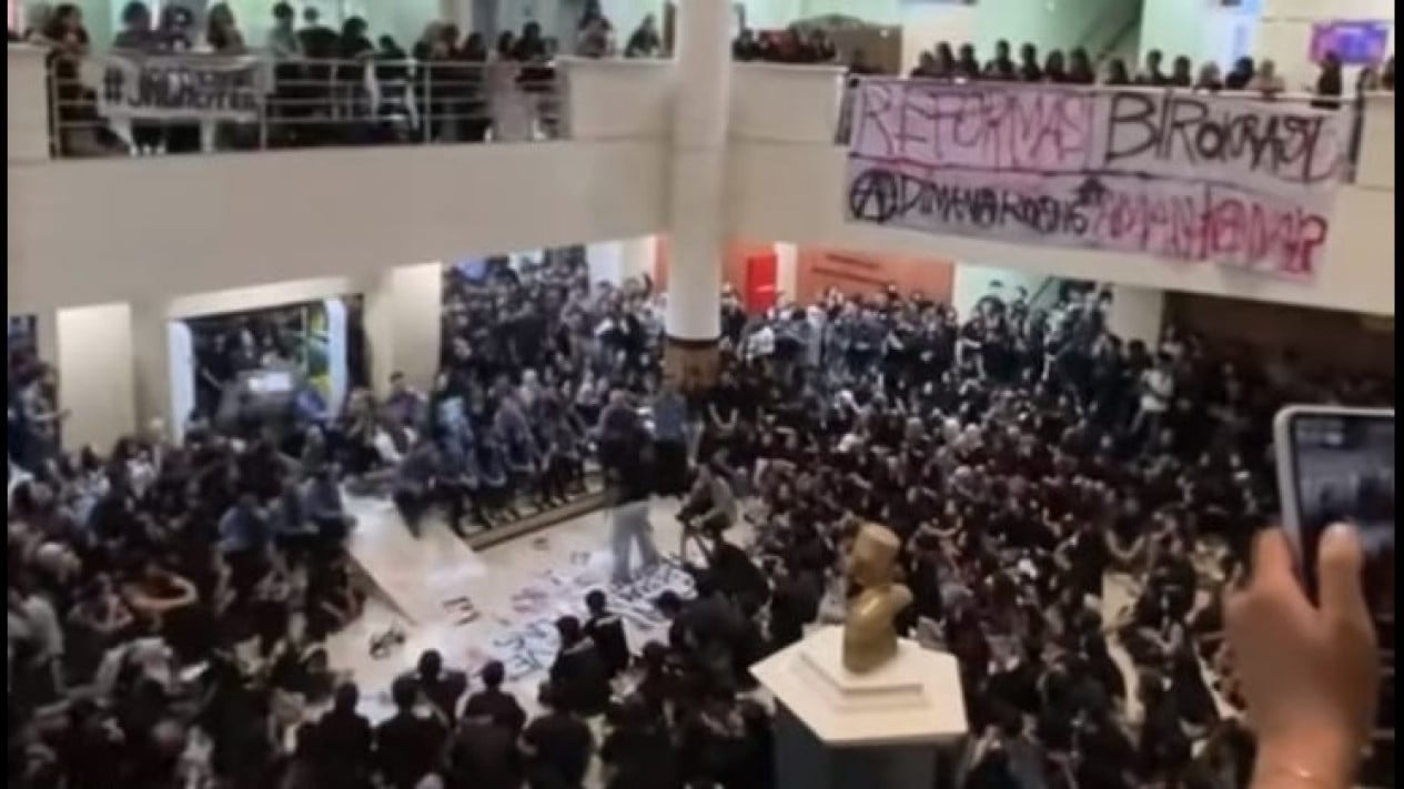 Rektorat UPN Veteran Yogyakarta Digeruduk, Mahasiswa Tuntut Penuntasan Kasus Dugaan Kekerasan Seksual oleh 8 Dosen
            - galeri foto