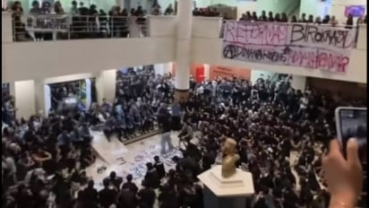 Rektorat UPN Veteran Yogyakarta Digeruduk, Mahasiswa Tuntut Penuntasan Kasus Dugaan Kekerasan Seksual oleh 8 Dosen