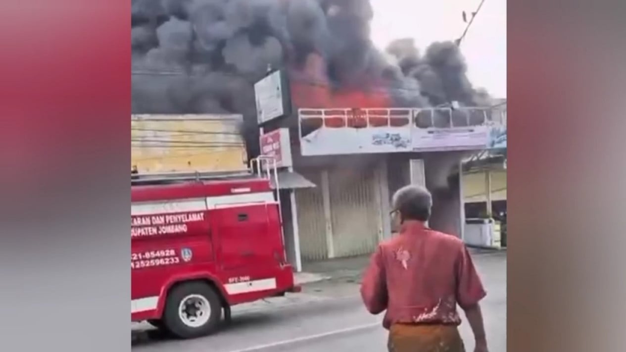 Kebakaran Hebat Hanguskan Ruko Travel Haji dan Toko Oleh-Oleh di Mojoagung Jombang, Kerugian Capai Rp250 Juta
            - galeri foto