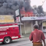Kebakaran Hebat Hanguskan Ruko Travel Haji dan Toko Oleh-Oleh di Mojoagung Jombang, Kerugian Capai Rp250 Juta