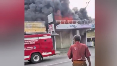 Kebakaran Hebat Hanguskan Ruko Travel Haji dan Toko Oleh-Oleh di Mojoagung Jombang, Kerugian Capai Rp250 Juta
