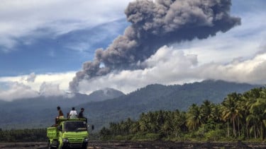 Gunung Dukono di Maluku Utara Erupsi