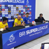 Tegur Manajemen yang Sibuk Urus Rute Konvoi, Bojan Hodak Minta Persib Fokus di Laga Pamungkas   