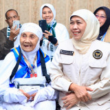 Gubernur Khofifah Lepas Kloter Terakhir, Pesan Jamaah Jaga Kesehatan dan Kekhusyukan Ibadah, Taati Seluruh Ketentuan