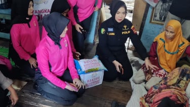 Lumpuh Selama 4 Tahun, Lansia di SU II Palembang Dapat Bantuan Kursi Roda dari Polisi