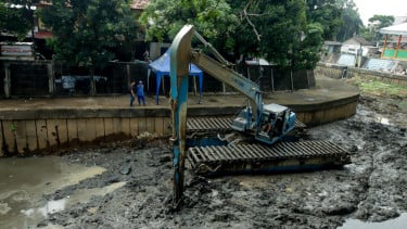 Lensa Berbicara : Pengerukan Kali Ciliwung Dilakukan untuk Optimalkan Drainase