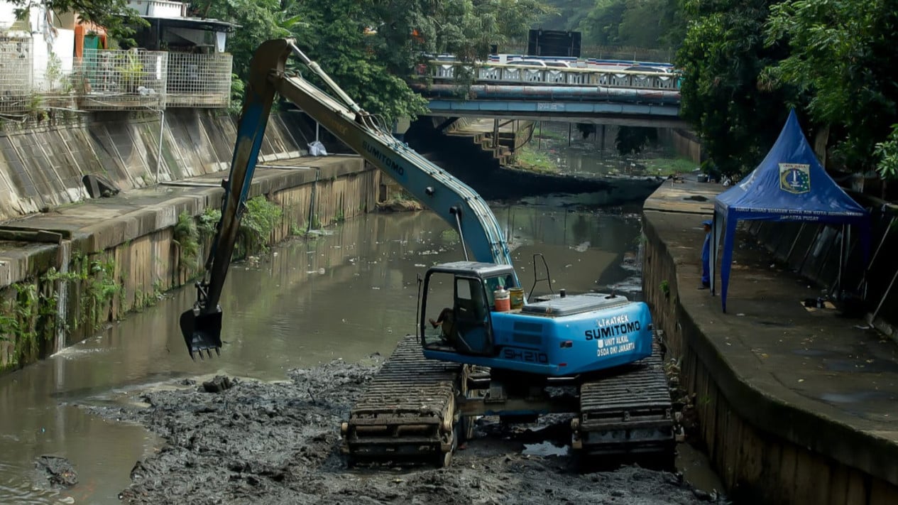 Lensa Berbicara: Pengerukan Kali Ciliwung Dilakukan untuk Optimalkan Drainase
            - galeri foto