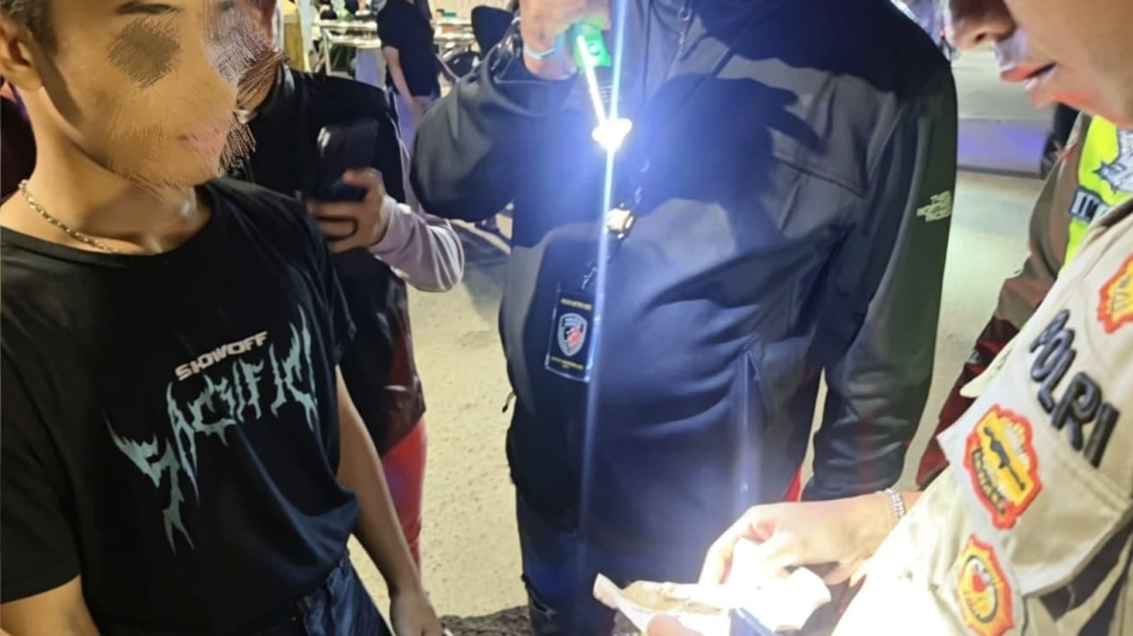 Polres Metro Jakpus Razia di Titik Rawan Jakpus, Pelaku Bawa Narkoba-Sajam Diamankan
            - galeri foto