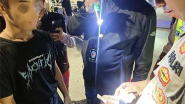 Polres Metro Jakpus Razia di Titik Rawan Jakpus, Pelaku Bawa Narkoba-Sajam Diamankan