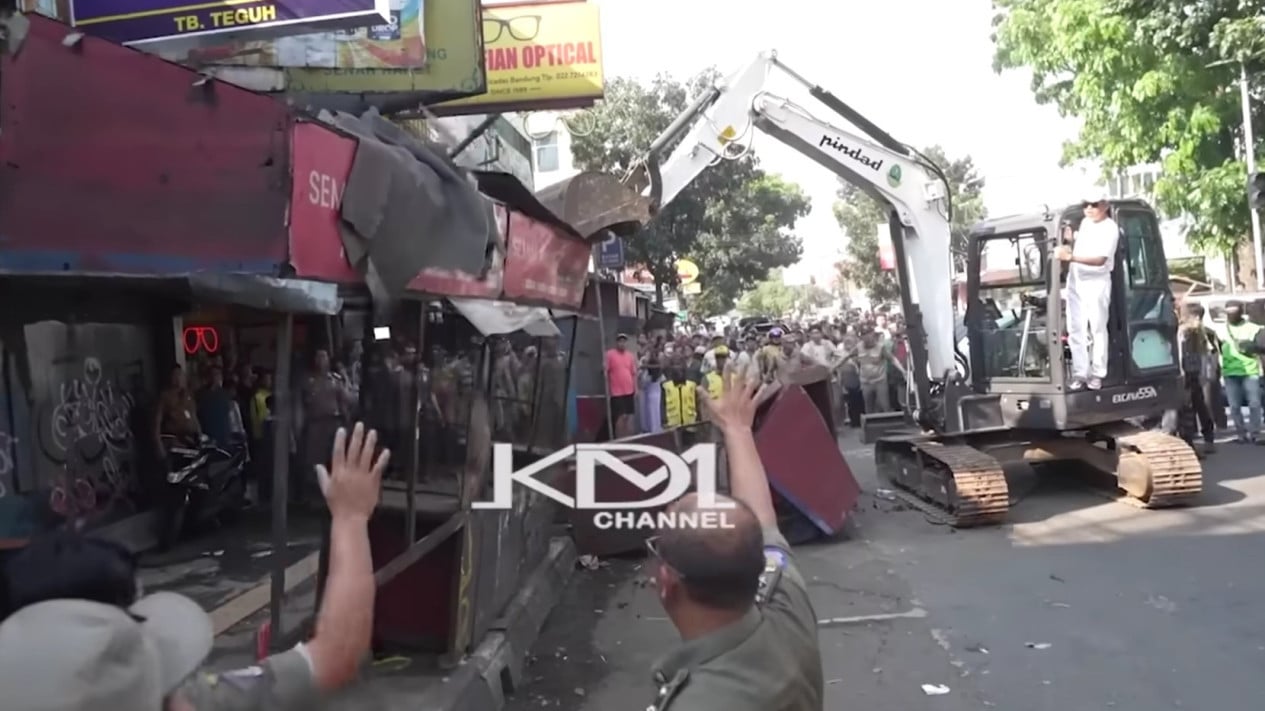 Telak! Dedi Mulyadi Jawab Kemarahan PKL yang Kiosnya Dibongkar Paksa: Itu Hak Pejalan Kaki
            - galeri foto