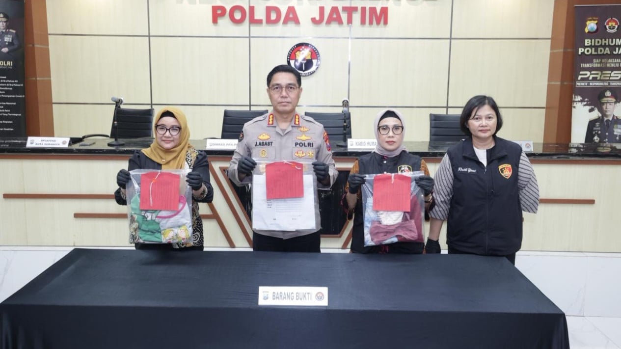 Bejat, Ayah Tiri Tega Rudapaksa Dua Anak Tiri Kembarnya
            - galeri foto
